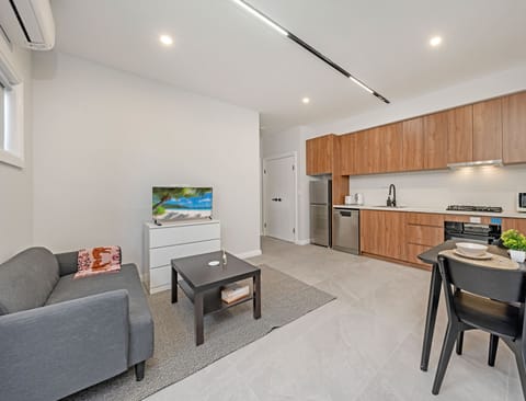 Apartment, 1 Queen Bed | Living area