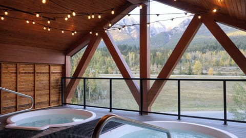 Indoor spa tub