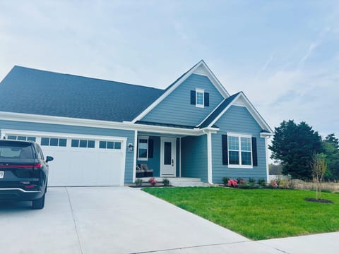 Exterior View - Bay to the right of home