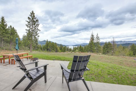 Priest River Vacation Rental | 3BR | 2BA | 1,800 Sq Ft | 2 Steps to Enter