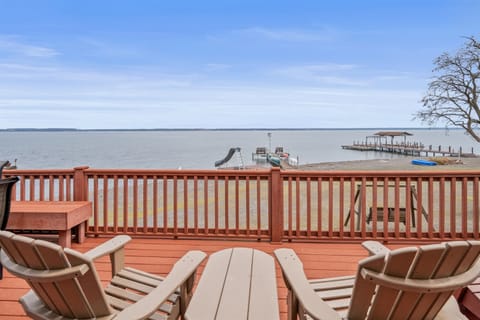 Enjoy breathtaking lake views from the spacious deck, ideal for relaxing and dining. 🚤🌅🪑