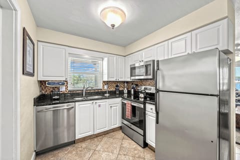 Fully equipped kitchen with everything you need for island meals.