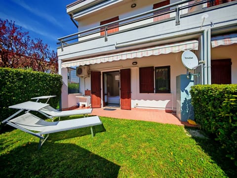 Cozy apartment in Sirmione with a private garden equipped with sun loungers and a shaded area, perfect for relaxing outdoors in total tranquility. The accommodation has direct access to the garden from the master bedroom and all the amenities for a relaxing stay on Lake Garda. The location is strategic for easy access to the beaches, spas, and historic center of Sirmione.