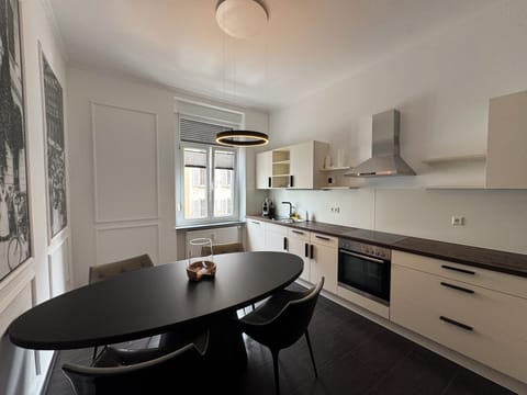 Luxury Condo, City View | Private kitchen