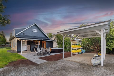 Backyard with:
6 Person Sauna
Cold Plunge
Hot Tubs
Bikes
Paddle Board
Kayaks