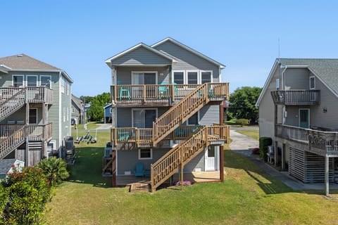 CH130: Teach na Mara | Back Exterior