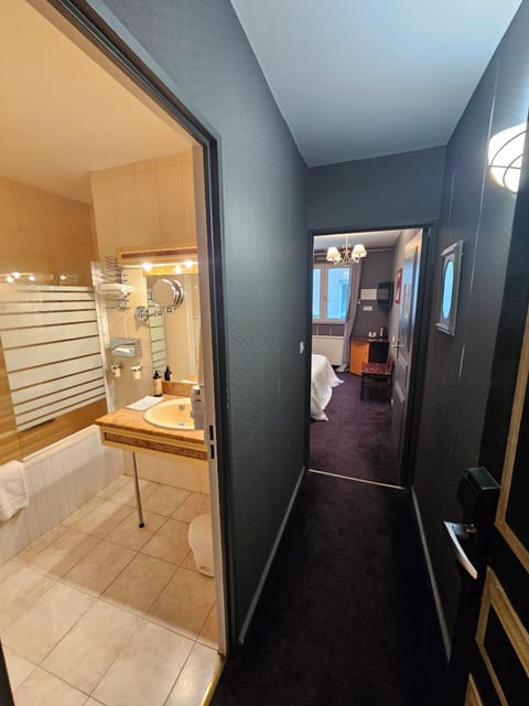 Classic Double Room | Bathroom | Shower, hair dryer, towels