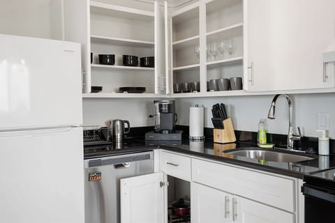 Family Apartment, 2 Bedrooms, Kitchen, Mountain View | Private kitchen