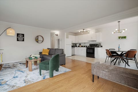 Family Apartment, 2 Bedrooms, Kitchen, Mountain View | Living area