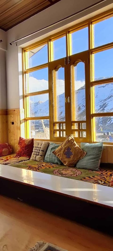 Family Triple Room, Mountain View | Living area