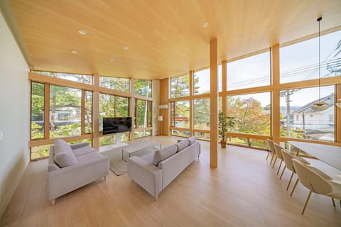 Smart TV, Netflix, heated floors, smart speakers