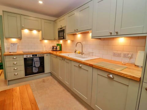 Cottage | Private kitchen | Highchair