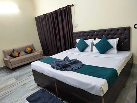 Basic Single Room | Desk, iron/ironing board