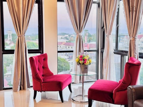 Suite | Desk, laptop workspace, free WiFi