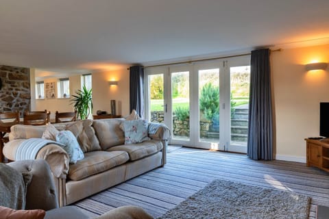 Cottage | Living room | Fireplace