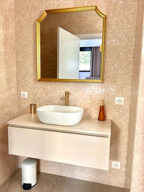 Classic Double Room | Bathroom | Shower, rainfall showerhead, free toiletries, hair dryer