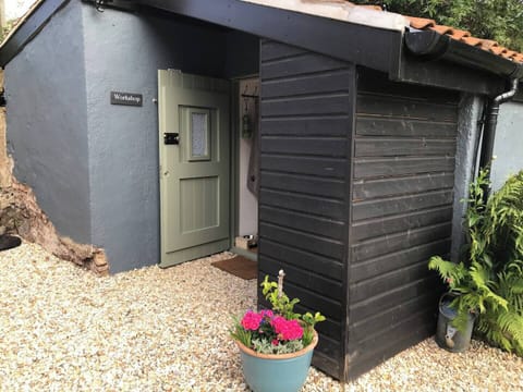 Porch area and private courtyard space