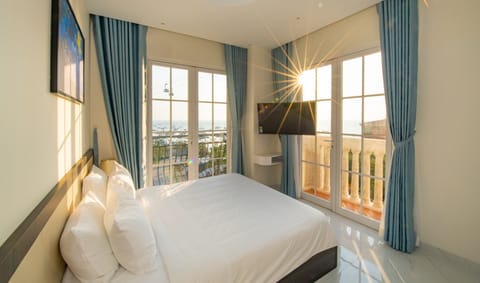 Deluxe Double Room, Balcony, Ocean View | In-room safe, desk, free WiFi