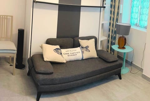 Studio – Coin salon avec charme rétais Ambiance chaleureuse et touche marine dans cet espace modulable en plein centre piéton. Confort assuré pour un séjour paisible à La Flotte