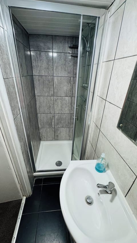 Twin Room | Bathroom | Shower, towels, shampoo, toilet paper