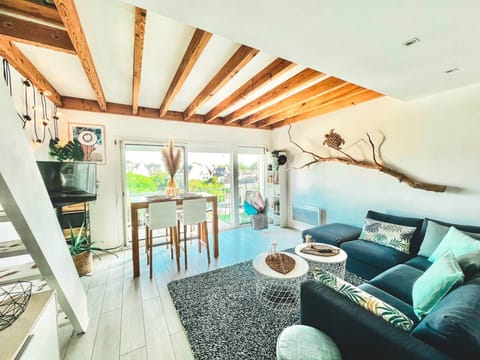 Pièce de vie lumineuse avec vue sur Bénodet et son phare