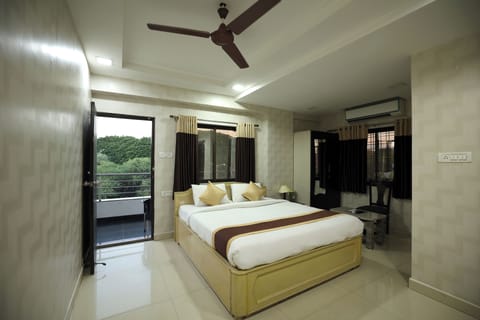 Superior Room | Desk, bed sheets