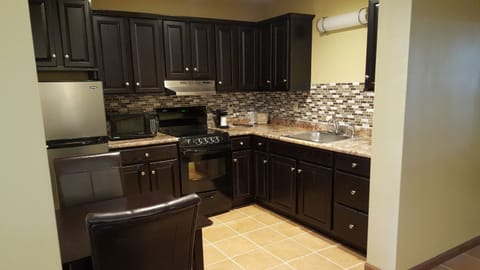 Economy Single Room, 1 Queen Bed, Kitchenette | Free WiFi, bed sheets