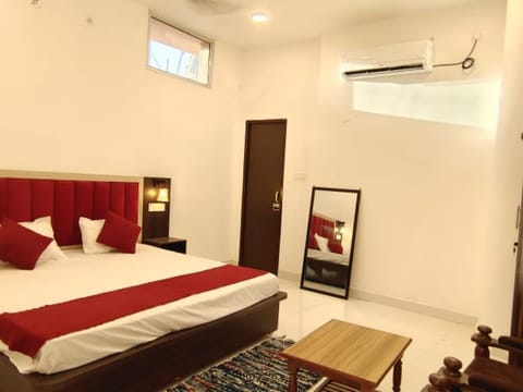 Deluxe Double Room, City View | Desk, laptop workspace, free WiFi