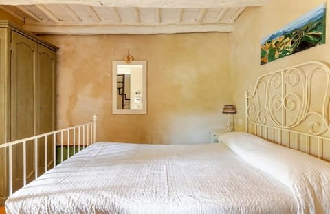 Apartment | Blackout drapes, free WiFi