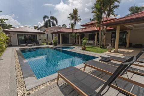 Luxury 4BR Villa 5 Private Pool, Jacuzzi (4808)