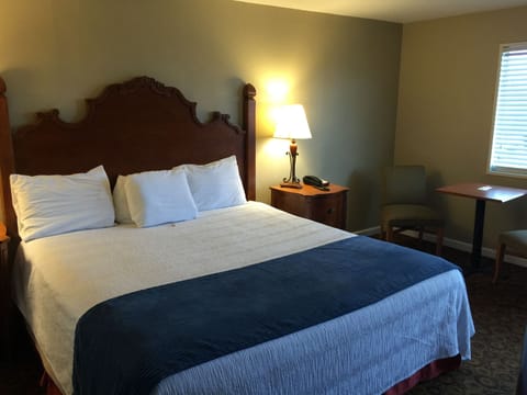 Room, 1 King Bed | Blackout drapes, free WiFi, bed sheets
