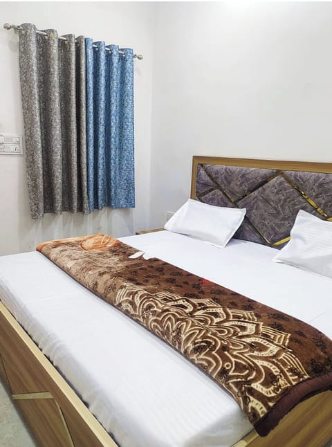 Superior Double Room, City View | Desk, soundproofing, bed sheets