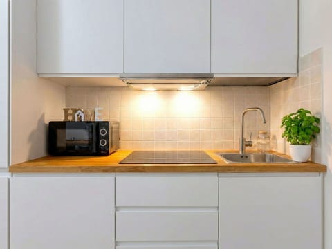 Kitchen Appliance, Kitchen, Countertop, Major Appliance, Cabinetry, Home Appliance, Interior Design, Wood, Flooring, Kitchen Stove