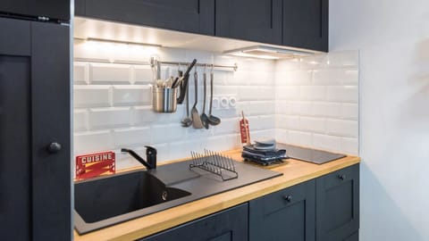 Standard Apartment, City View | Private kitchenette