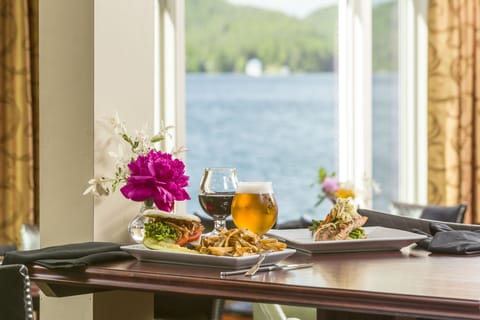2 restaurants; breakfast and dinner served
