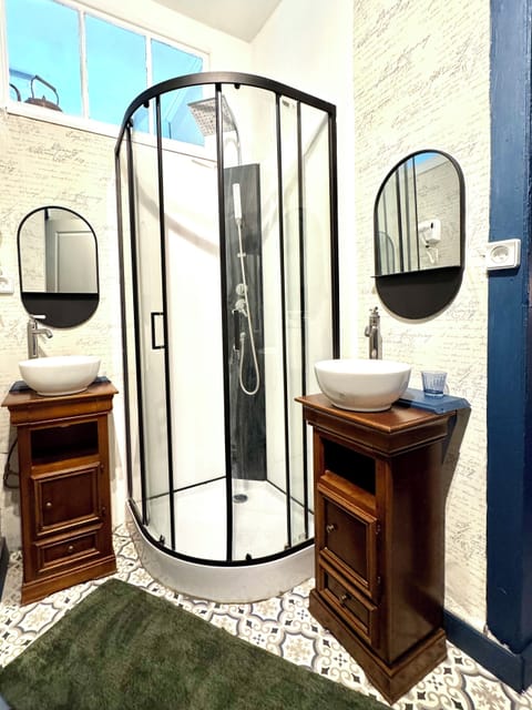 Deluxe Triple Room | Bathroom