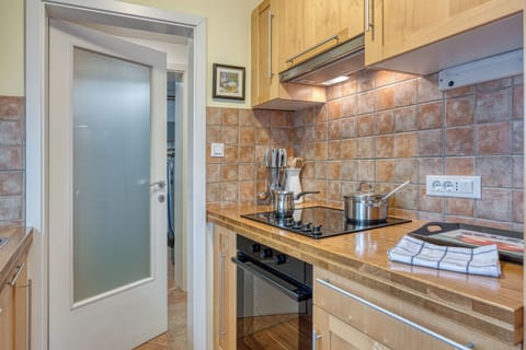 Fridge, oven, stovetop, coffee/tea maker