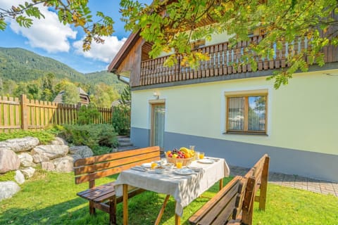 Honeymoon Chalet, 2 Bedrooms, 2 Bathrooms (Alpine Chalet Planica with Sauna) | Outdoor dining