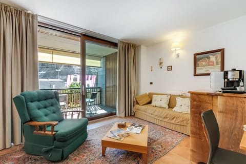 Family Apartment, Multiple Bedrooms (The Theo's Nest) | Living area | 21-inch flat-screen TV with cable channels