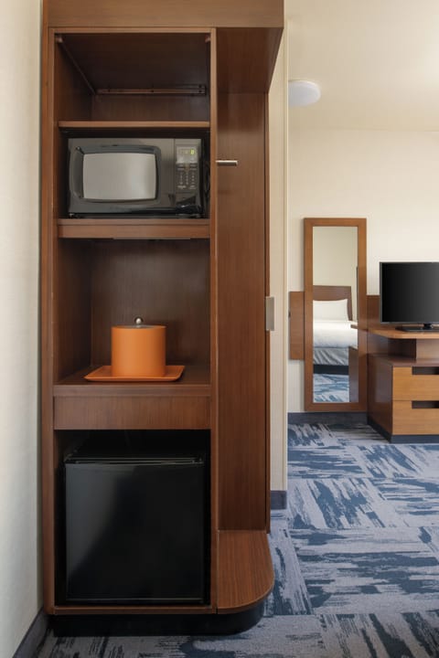 Hypo-allergenic bedding, in-room safe, desk, blackout drapes