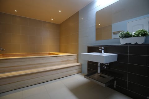 Deluxe  Ondol Room, Hinokki Bath | Bathroom | Combined shower/tub, free toiletries, towels