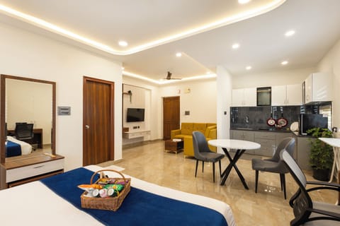 Executive Studio Suite, Balcony | Minibar, desk, soundproofing, iron/ironing board