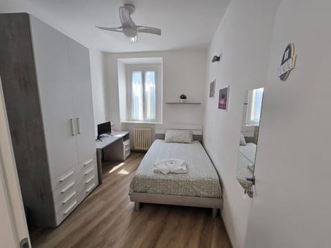 Deluxe Townhome | Desk, free WiFi