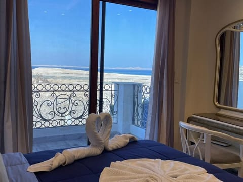 5 bedrooms, iron/ironing board, WiFi, bed sheets