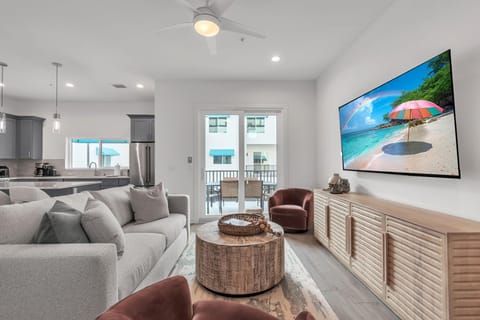 House, Multiple Beds (Azul Townhomes A4 - Sunset) | Living area