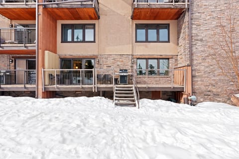 This unit is truly ski in ski out! Easy access to the Funnel Ski Run, just pop your skis on and go!