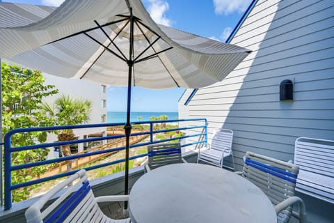 Englewood Vacation Rental | 2BR | 2BA | 1,200 Sq Ft | Stairs Required