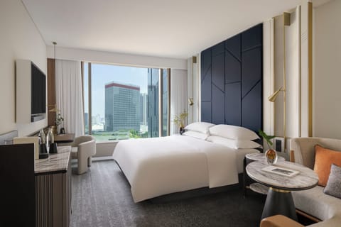 Premium bedding, in-room safe, desk, laptop workspace