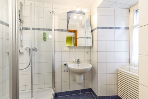 Single Room | Bathroom | Hair dryer, towels, soap, shampoo