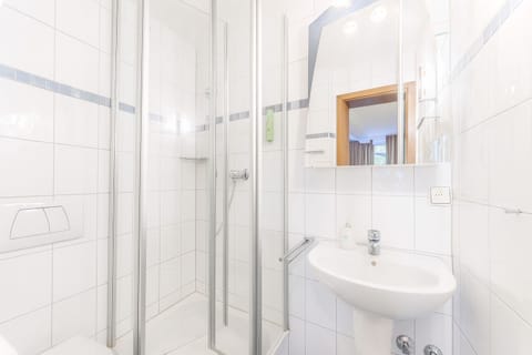 Basic Double Room | Bathroom | Hair dryer, towels, soap, shampoo